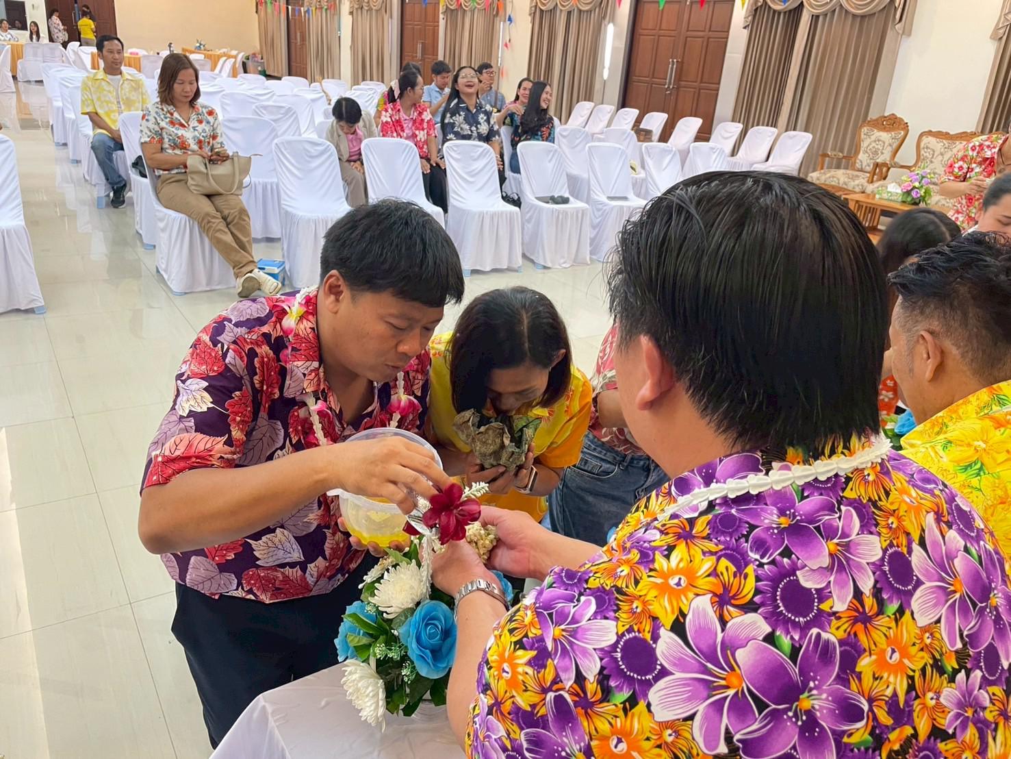340. วันที่ 26 เมษายน 2568 สาขาการบริหารการศึกษา ได้จัดกิจกรรมรดน้ำดำหัวคณาจารย์ระดับบัณฑิตศึกษา ประจำสาขาการบริหารการศึกษา ณ ห้องประชุมครุร่มสัก 1 ชั้น 3 อาคารคณะครุศาสตร์